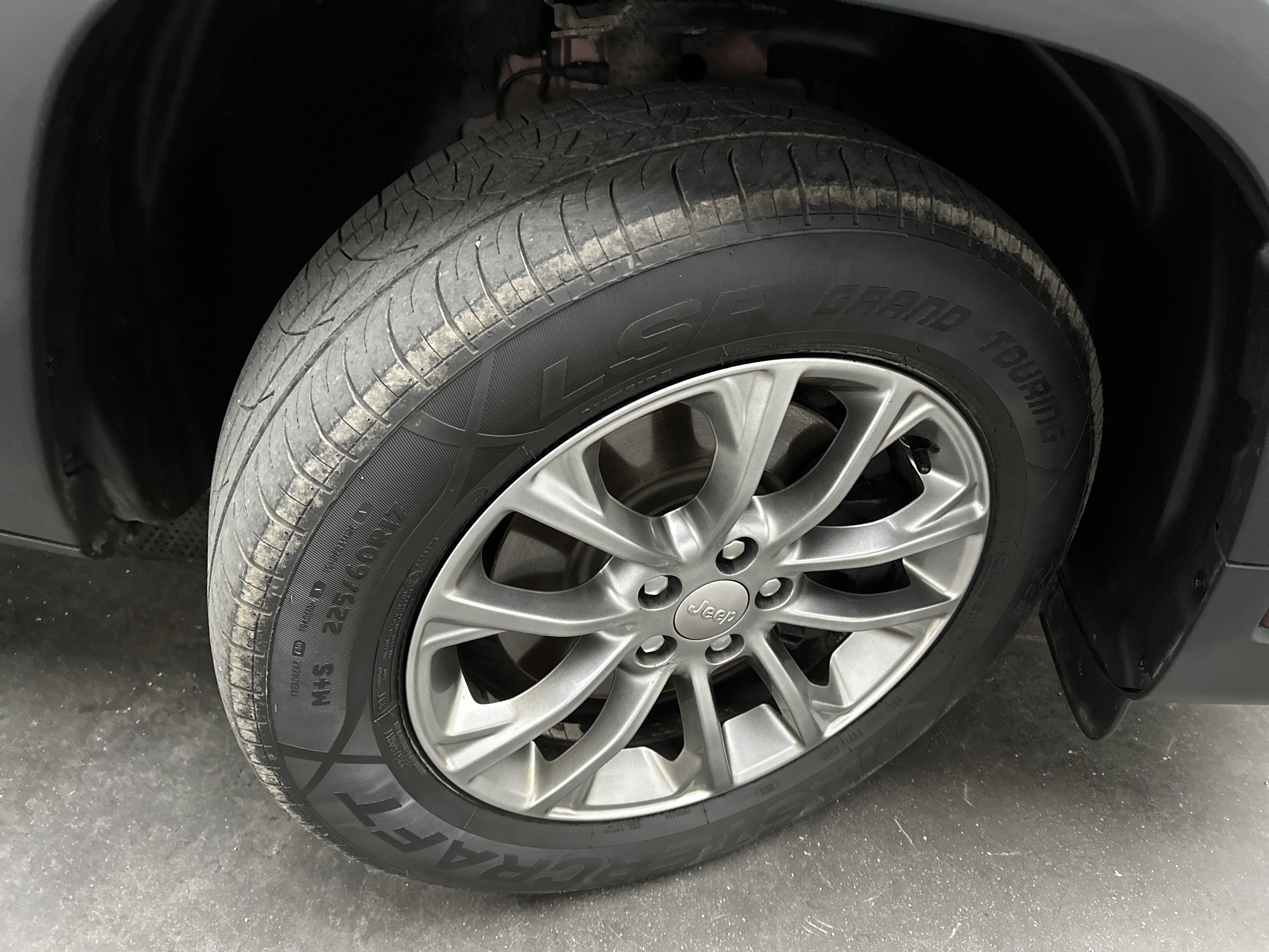Used 2019 Jeep Cherokee Latitude Plus w/ Cold Weather Group AWD/4WD image 11