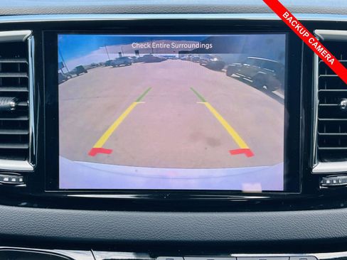 Used 2024 Chrysler Pacifica Touring-L image 10