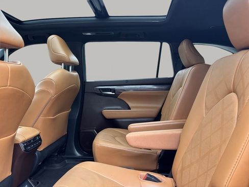 Used 2021 Toyota Highlander Platinum image 17