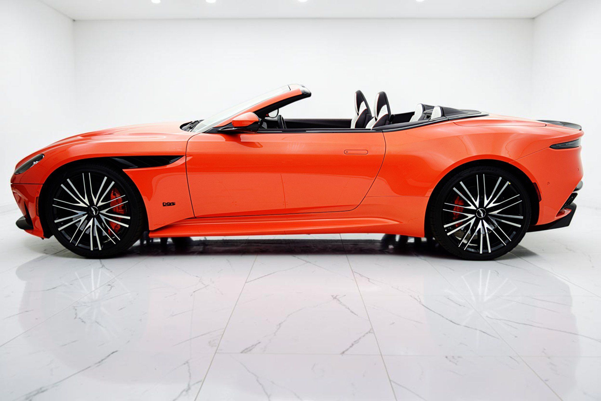 Used 2023 Aston Martin DBS Superleggera Volante RWD image 3