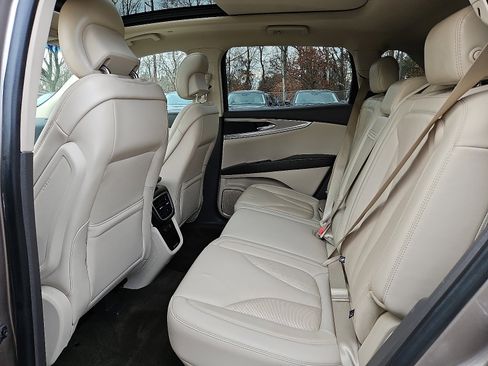 Used 2019 Lincoln Nautilus Select image 10