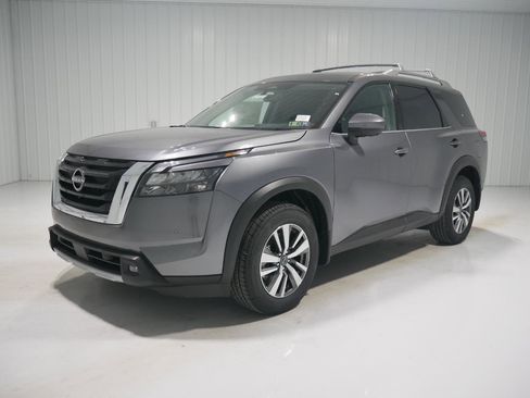 New 2025 Nissan Pathfinder SL image 1