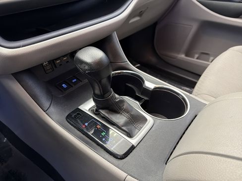 Used 2019 Toyota Highlander LE FWD image 22