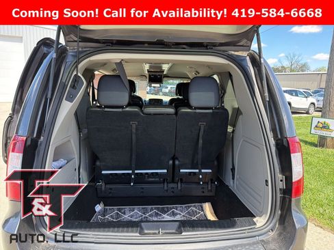 Used 2015 Chrysler Town & Country Touring image 8