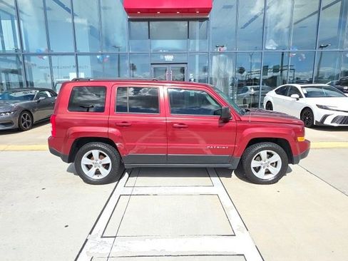 Used 2017 Jeep Patriot Latitude FWD image 3