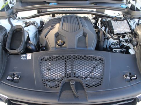 Certified 2025 Porsche Macan image 34