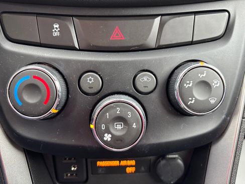 Used 2020 Chevrolet Trax LT w/ LT Convenience Package image 33