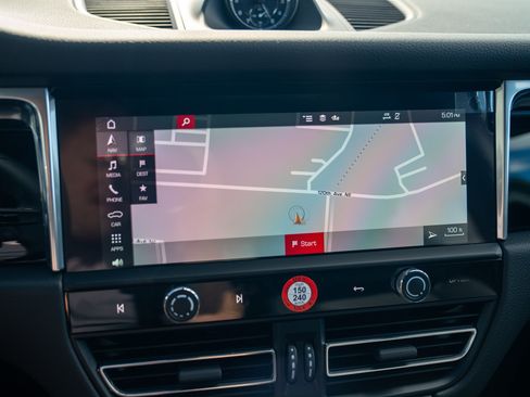 Certified 2026 Porsche Macan AWD/4WD image 17