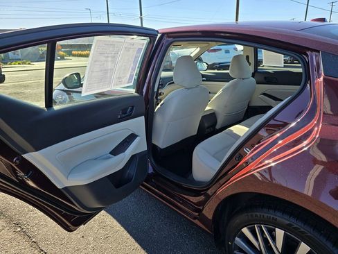 Used 2024 Nissan Altima 2.5 SV image 15