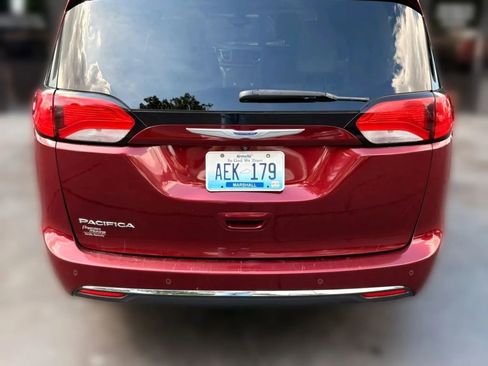 Used 2019 Chrysler Pacifica Touring-L FWD image 4