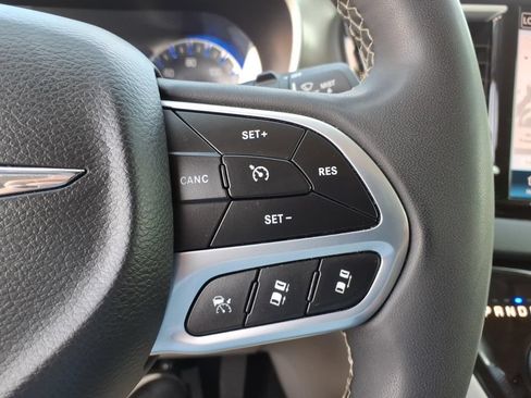 Used 2024 Chrysler Pacifica Touring-L FWD image 32