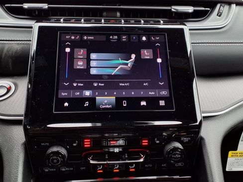 Used 2025 Jeep Grand Cherokee Laredo X w/ Luxury Tech Group I AWD/4WD image 16