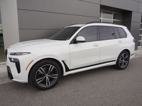 Used 2024 BMW X7 xDrive40i w/ M Sport Package image 3