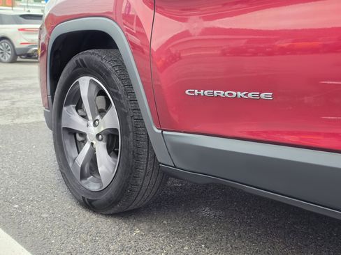 Used 2019 Jeep Cherokee Limited w/ Luxury Group AWD/4WD image 11