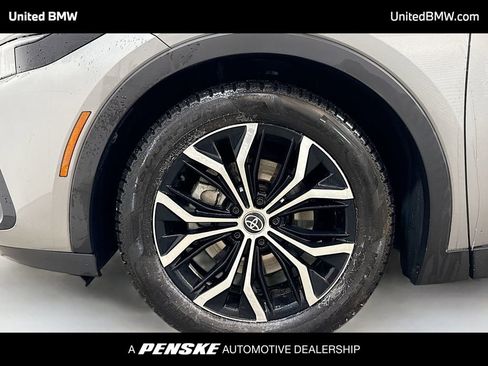 Used 2023 Toyota Crown Limited image 2