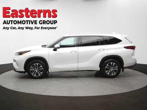 Used 2021 Toyota Highlander XLE AWD/4WD image 61