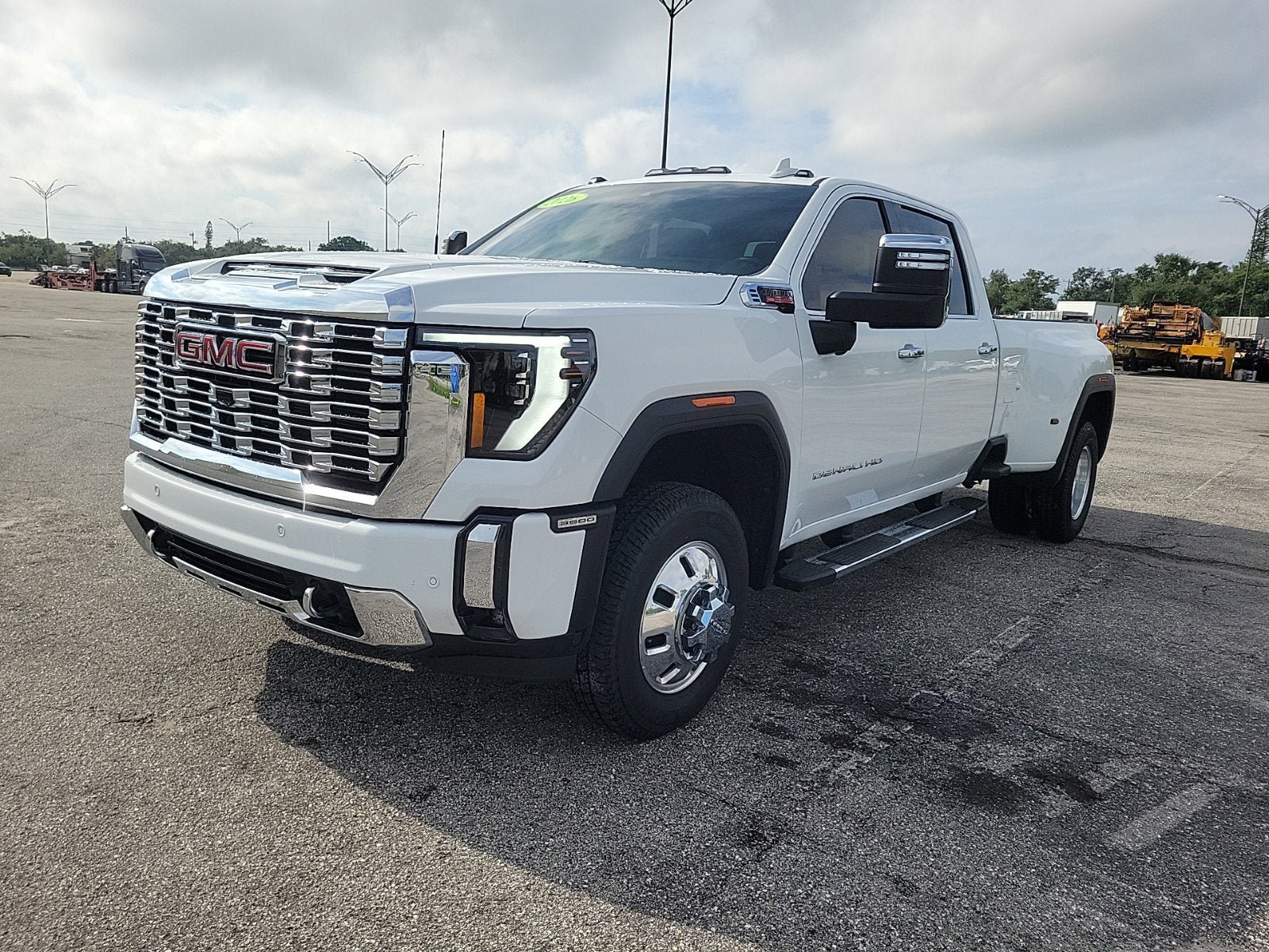 Used 2026 GMC Sierra 3500 Denali w/ Denali Reserve Package AWD/4WD image 2