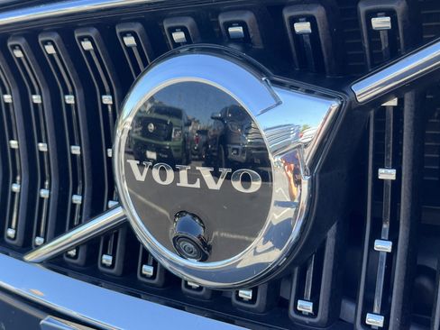 Used 2023 Volvo V60 B5 Cross Country Plus w/ Climate Package image 8