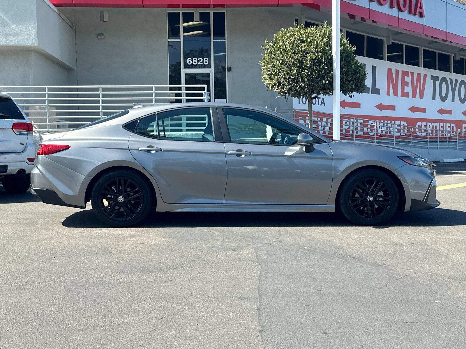 Used 2025 Toyota Camry SE w/ Convenience Package FWD image 6