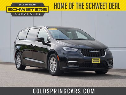 Used 2025 Chrysler Pacifica Select