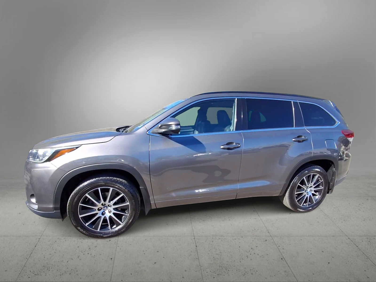 Used 2017 Toyota Highlander SE w/ Carpet Mat Package AWD/4WD image 4