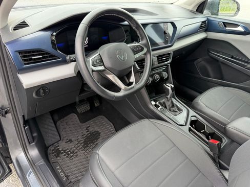 Used 2023 Volkswagen Taos SE w/ Panoramic Sunroof Package FWD image 4