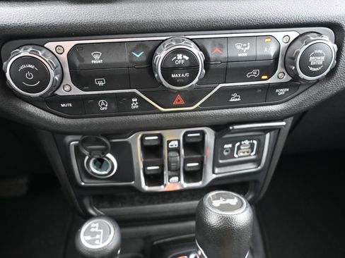 Used 2024 Jeep Wrangler Unlimited Sport AWD/4WD image 17