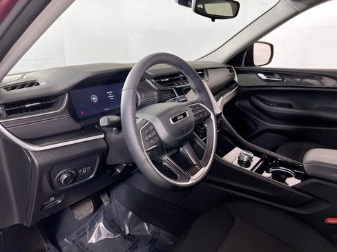 Used 2023 Jeep Grand Cherokee Laredo w/ Luxury Tech Group I AWD/4WD image 9