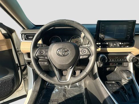 Used 2019 Toyota RAV4 XLE Premium FWD image 11
