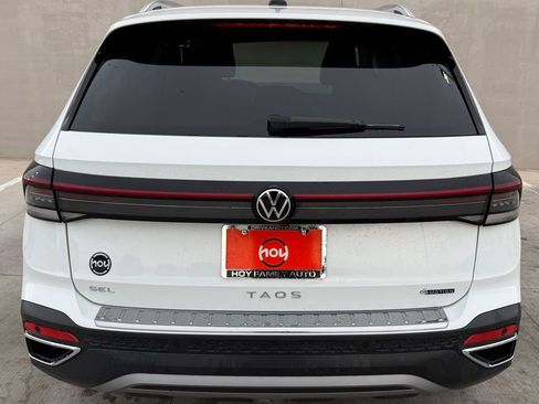 Certified 2025 Volkswagen Taos SEL image 4
