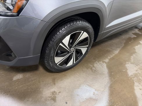 New 2026 Volkswagen Taos SE image 9