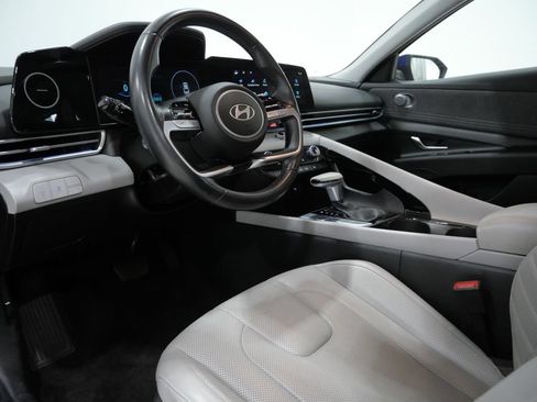 Used 2025 Hyundai Elantra Limited FWD image 12