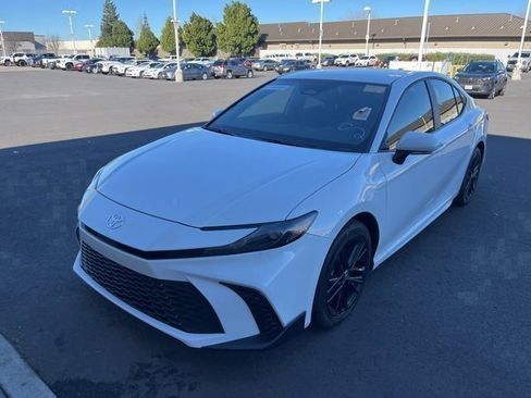 Used 2025 Toyota Camry SE image 1