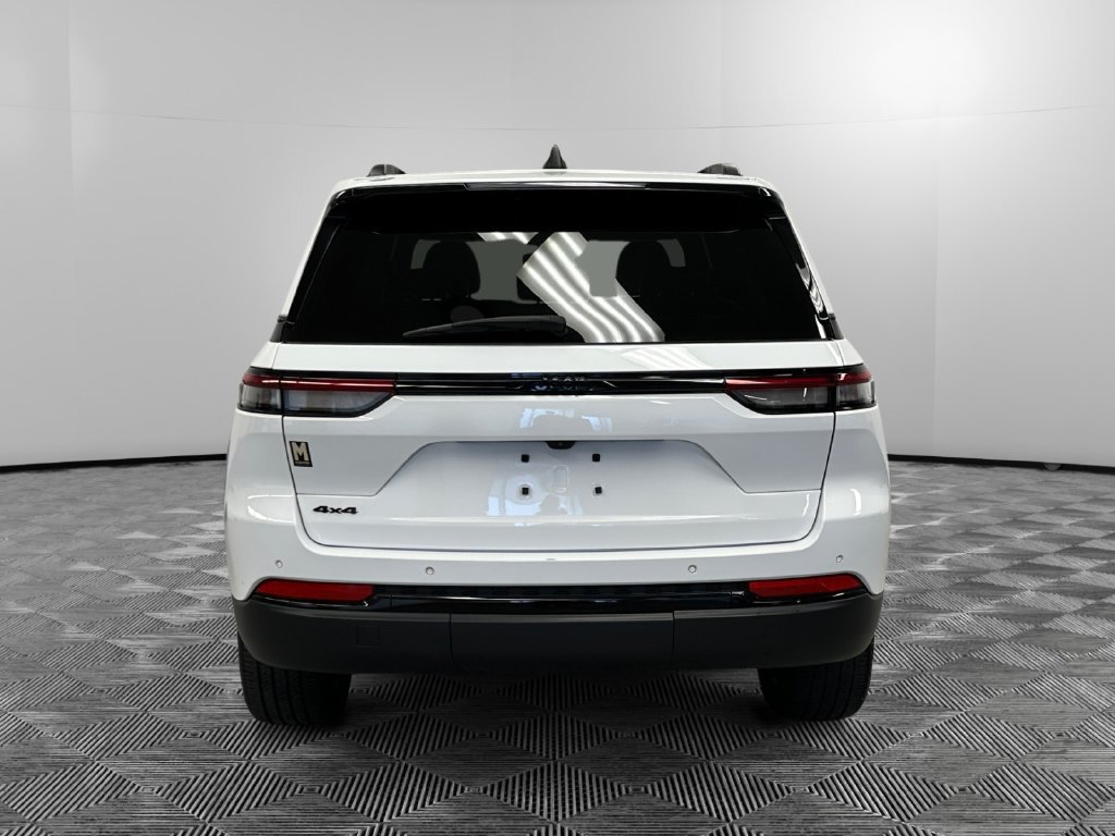 Used 2023 Jeep Grand Cherokee Altitude AWD/4WD image 5