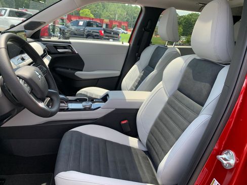 New 2025 Mitsubishi Outlander SE image 10