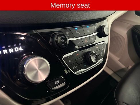 Used 2024 Chrysler Pacifica Touring-L FWD image 10