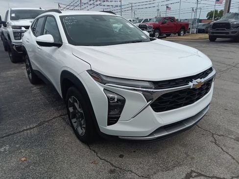 Used 2025 Chevrolet Trax LT w/ LT Convenience Package FWD image 1
