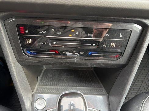 Used 2024 Volkswagen Tiguan SE image 31