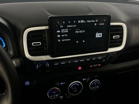 Used 2025 Hyundai Venue Limited image 18