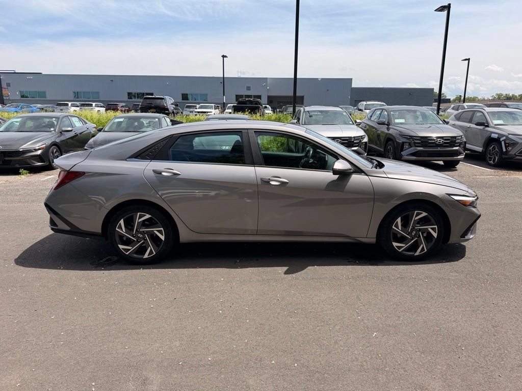Certified 2025 Hyundai Elantra SEL FWD image 2