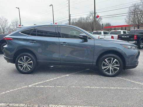 Used 2021 Toyota Venza LE image 4