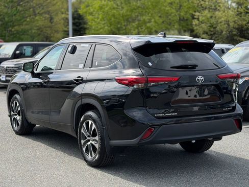 Used 2022 Toyota Highlander XLE AWD/4WD image 3