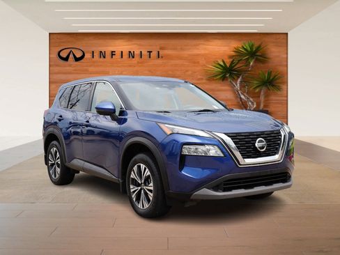 Used 2021 Nissan Rogue SV image 3