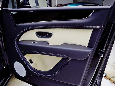 Used 2025 Bentley Bentayga image 44