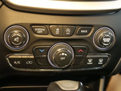 Used 2016 Jeep Cherokee Trailhawk w/ Cold Weather Group image 23