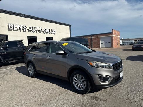 Used 2017 Kia Sorento FWD w/ LX Convenience Package image 4