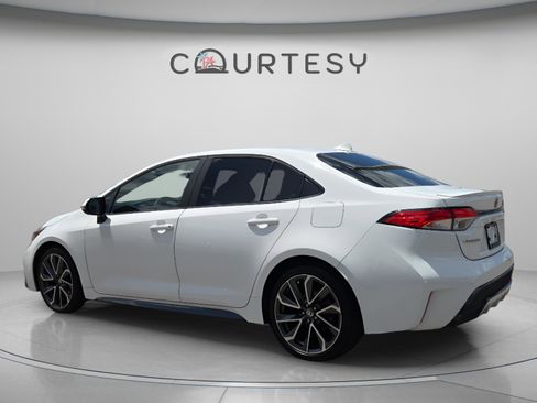 Used 2021 Toyota Corolla SE FWD image 3