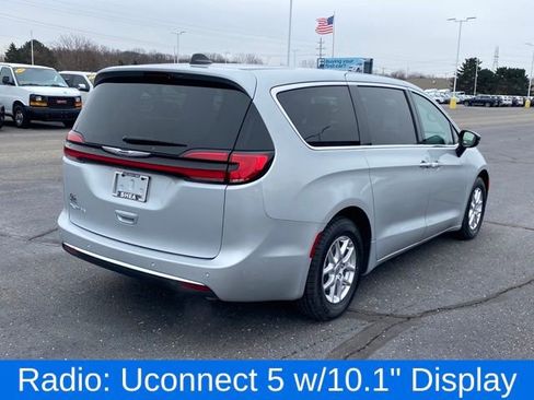 Used 2024 Chrysler Pacifica Touring-L image 4