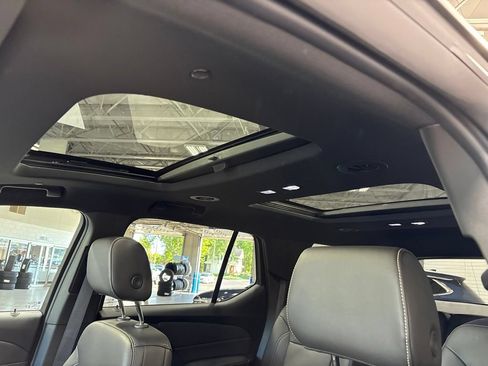 Used 2023 Chevrolet Traverse LT w/ LT Premium Package AWD/4WD image 12