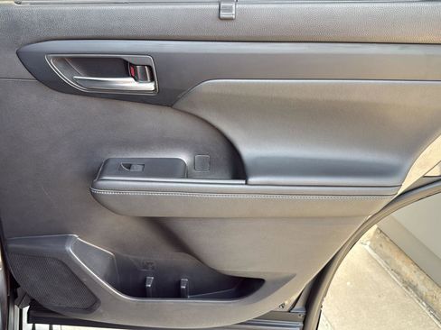 Used 2022 Toyota Highlander XLE image 33